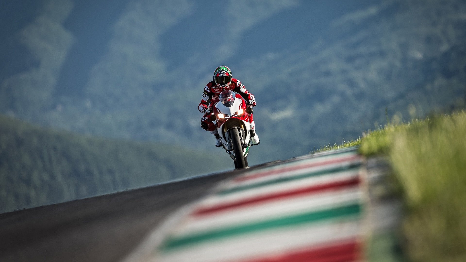 王者归来，萨拉赫绝杀首秀，西班牙主场观众沸腾！